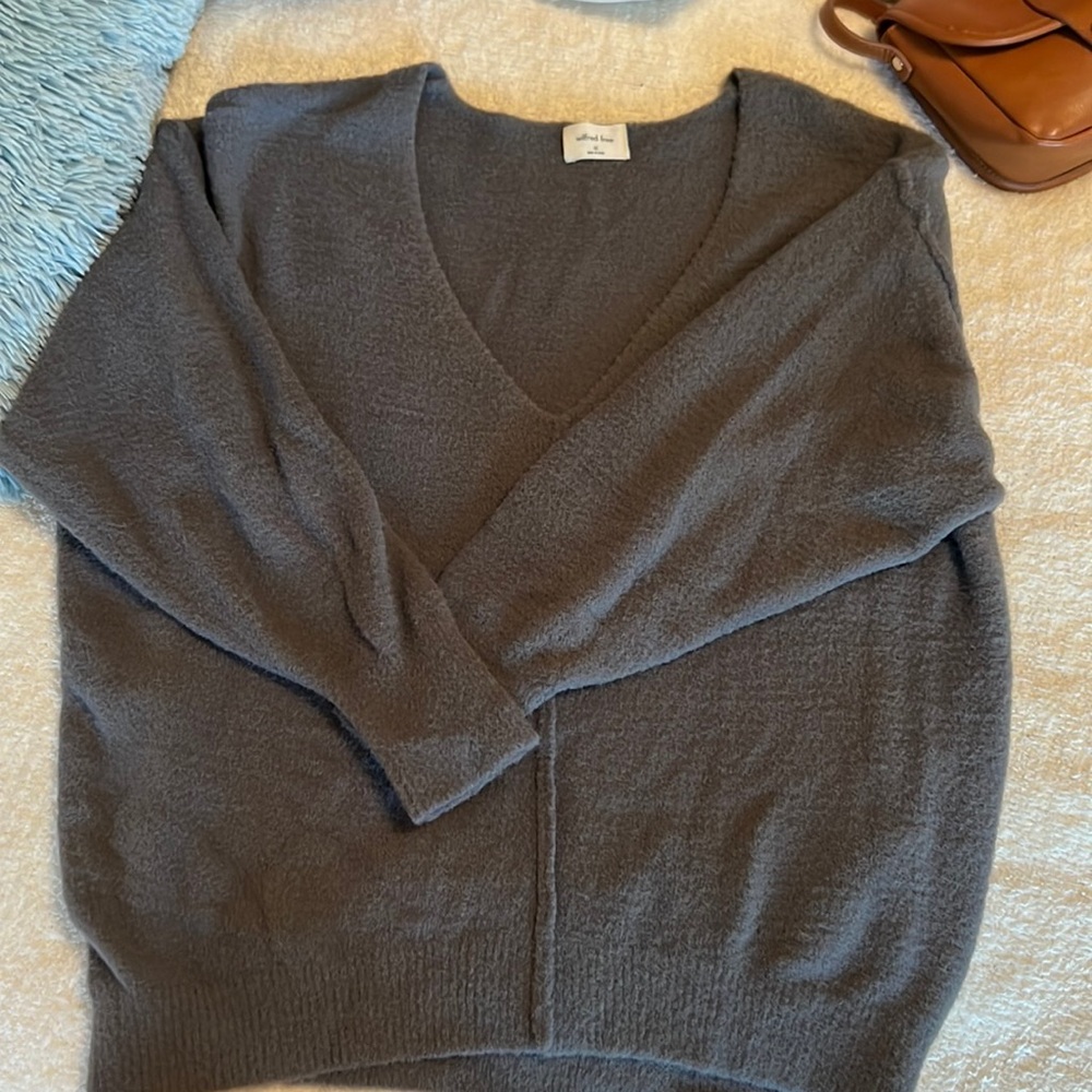 XS Aritzia Wilfred Free Hush Knit V-Neck sweater